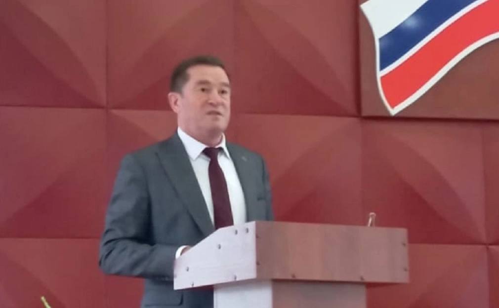 Глава Баймака Радмир Исянбаев досрочно покинул пост  Глава Баймака Радмир Исянбаев досрочно покинул должность. Обязанности руководителя города временно возложили на его заместителя Альфиру Ишкуватову, сообщили РБК Уфа в совете Баймака.  «Ушел по собственному желанию, по личному заявлению. Прекратили полномочия решением совета 8 августа. По уставу возложили обязанности на заместителя», — рассказала секретарь совета Резеда Сулейманова.  Сам Радмир Исянбаев объявил об отставке в соцсетях. Чиновник отметил, что уходит с поста в тот момент, когда чувствует, что «сделано многое и можно с чистой совестью передать эстафету дальше».    РБК-Уфа