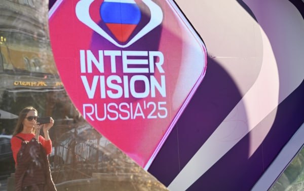 Почти все билеты на финал Интервидения распроданы Остались места расположенные в зоне за партером в середине амфитеатра За такой билет зрителю придётся заплатить 50 тысяч рублей пишет РИА Новости Организаторы отмечают рекордный интерес к конкурсу продажи стартовали несколько недель назад и лучшие места разобрали уже в первые часы Финал Интервидения пройдёт в Москве 20 сентября на площадке Live Arena ожидается участие исполнителей из более чем 20 стран Подпишись на Говорит Москва