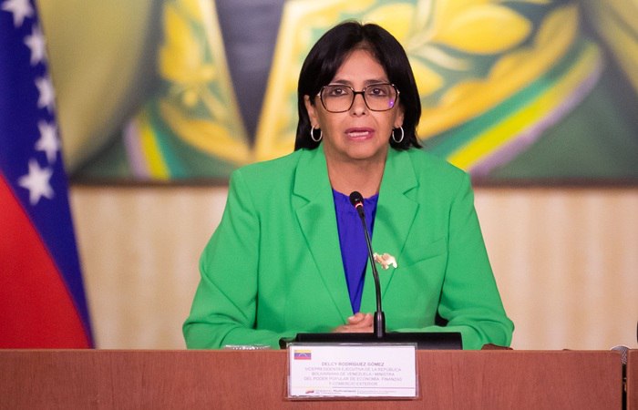 Обязанности президента Венесуэлы должна исполнять Делси Родригес занимавшая до сих пор пост вице президента постановил Верховный суд страны Гражданка Делси Родригес вице президент Республики обязана взять на себя исполнение обязанности президента Боливарианской Республики Венесуэла цитирует постановление суда агентство EFE В суде пояснили что это необходимо чтобы обеспечить дальнейшее управление страной а также ее обороной Фото EPA ТАСС interfaxonline