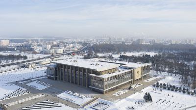 Президенту доложили о ситуации в стране на фоне усиления морозов и реагировании на ЧС Главу государства в первую очередь интересовала работа систем тепло и водоснабжения прежде всего жилья объектов экономики и сельского хозяйства Одна из главных задач обеспечение оперативного устранения последствий в случае ЧС Президент обратил внимание на координирующую роль МЧС среди госорганов в этом процессе  Как доложил Министр по чрезвычайным ситуациям все вопросы связанные с устранением последствий аварий на объектах теплоснабжения по стране решены На устранение аварий уходило как правило не более суток  Кроме того была оперативно восстановлена подача электричества на всех объектах в населенных пунктах где фиксировались аварийные отключения  Отдельное внимание уделялось обеспечению пожарной безопасности с акцентом на профилактике гибели людей  Все службы МЧС переведены на особые условия функционирования проводятся регулярные проверки готовности техники и личного состава