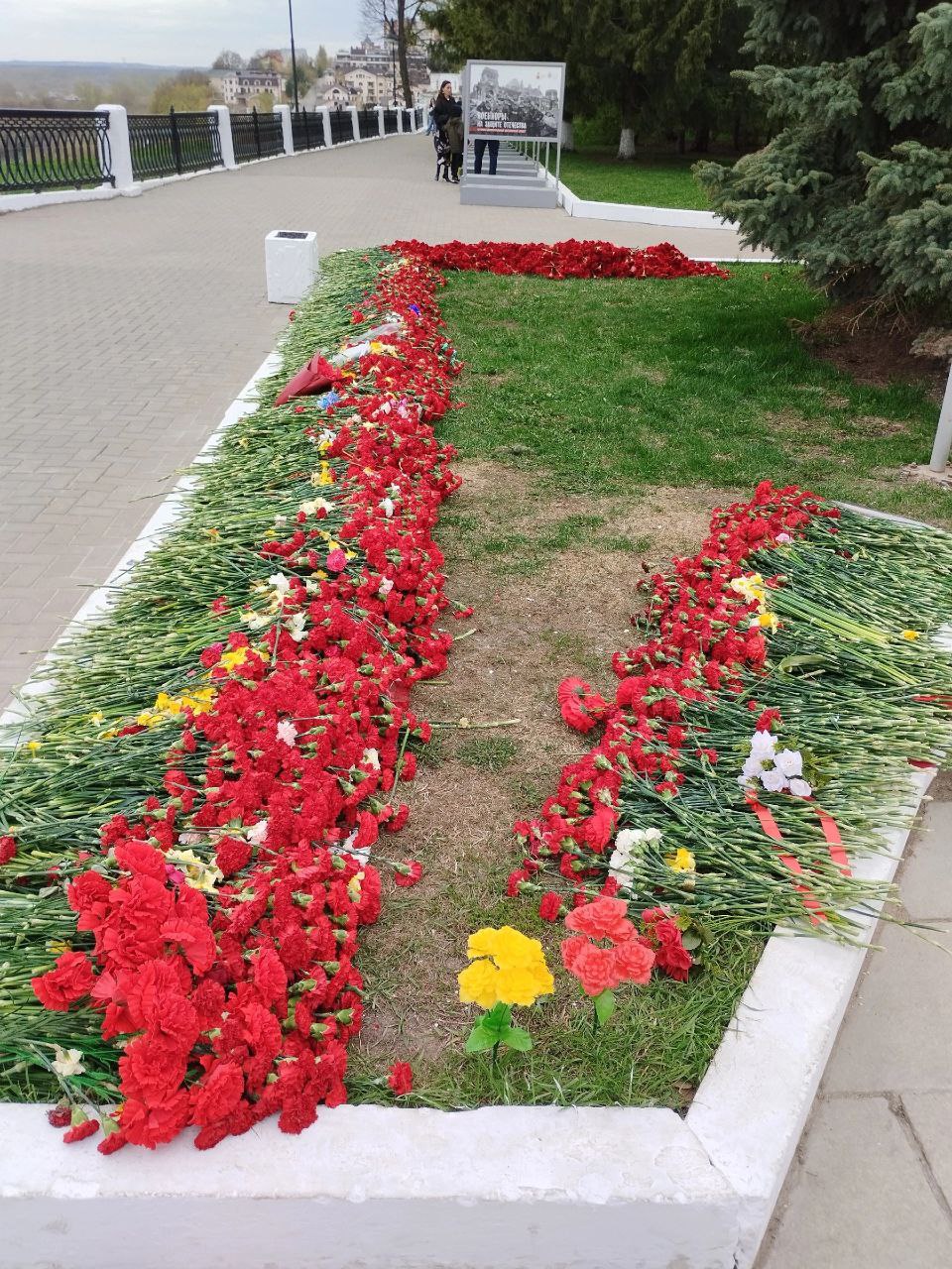 Кировчане возмутились, что подрядчик попытался убрать цветы с мемориала на следующий день после праздника Сегодня на еженедельном совещании губернатора глава горадминистрации Вячеслав Симаков сообщил, что подрядчик выполнял распоряжение одного из сотрудников территориального управления. Ему объявили выговор и лишили премии. Фото: Анна Русских