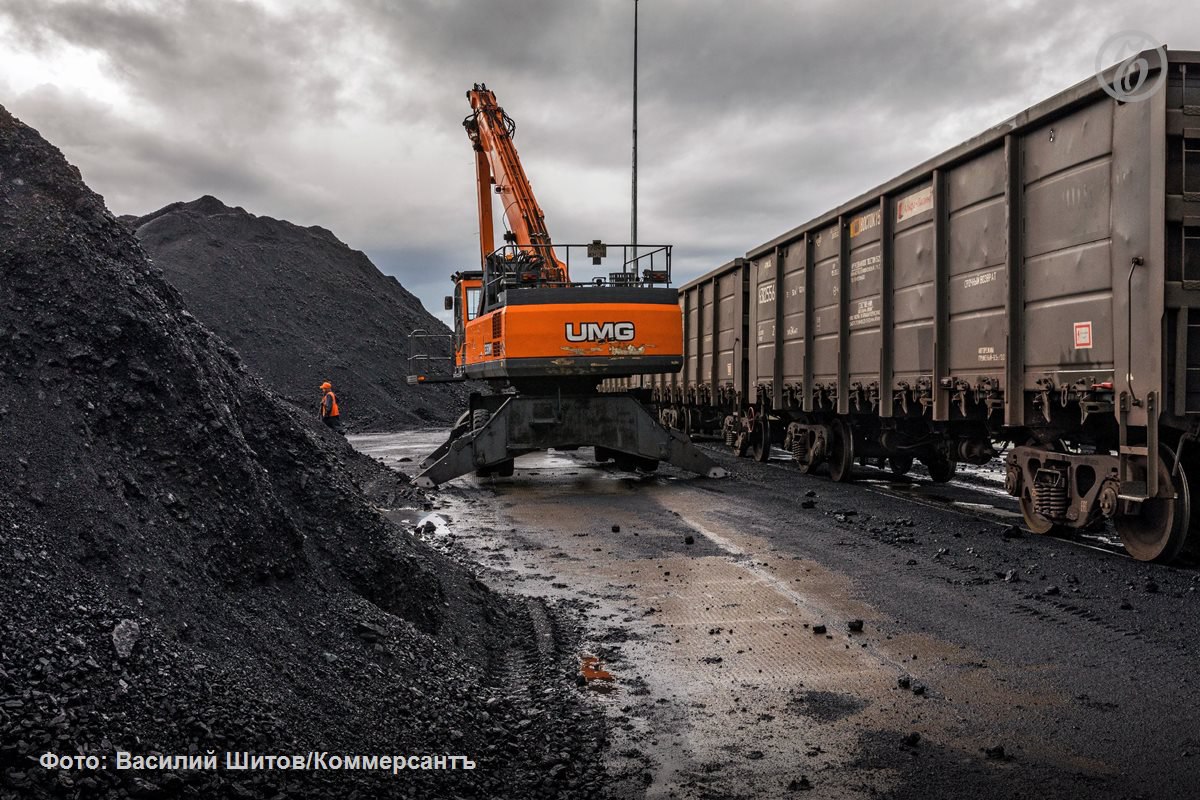 В Китае вырос спрос на российский уголь среднего качества что привело к повышению котировок на эти марки Увеличению потребления способствуют прогнозы о грядущем похолодании в КНР а также более низкая цена на такие виды угля относительно продукта с высокой калорийностью На других важных для российских угольщиков экспортных рынках Индии и Южной Корее требования к качеству топлива выше указывают аналитики Ъузнал