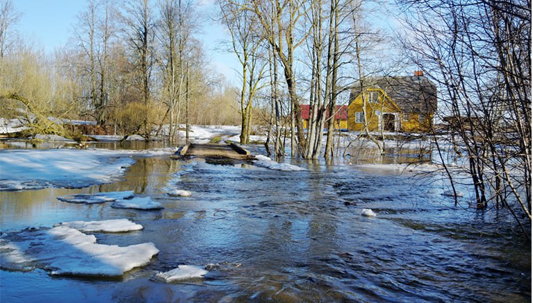 Росгидромет дал предварительную оценку весеннего половодья на реках начиная с апреля 2026 года Анализ сложившихся условий показывает что весеннее половодье в этом году будет сложнее чем в прошлом году в Центральном Сибирском и Дальневосточном федеральных округах   Выше нормы максимальные уровни воды весеннего половодья возможны на реках Варзуга и Лотта Мурманская область Днепр Смоленская область реках бассейна Волги ЦФО и Оренбургская область Салгир Крым реках бассейнов Кубани и Белой Адыгея и Кубань Самара Самарская область Тобол Курганская область Иртыш Ишим Тюменская и Омская области реках ХМАО на Верхней Оби с притоками Алтайский край Кемеровская Новосибирская и Томская области на Нижнем Енисее и реках Чулым Туба Кас Красноярский край на Нижней Тунгуске и левобережных притоках Ангары Иркутская область на реках Индигирка Яна Алазея Колыма Якутия на реках Охотского побережья Магаданская область на Амуре и некоторых реках его бассейна Амурская область ЕАО Хабаровский край на большинстве рек Камчатки Сахалина и Чукотки   В период половодья вероятно образование заторов льда которые могут привести к разливу рек По предварительной оценке заторы могут образоваться на отдельных реках Архангельской области и Коми Северная Двина Печора Забайкальского края Амурской области Хабаровского края Верхний и Нижний Амур Тумнин Уда Хор Анюй Якутии Лена Колыма Алдан Амга и Магаданской области Тауй   Выше нормы во втором квартале 2026 года ожидается приток воды в Красноярское и Иркутское водохранилища