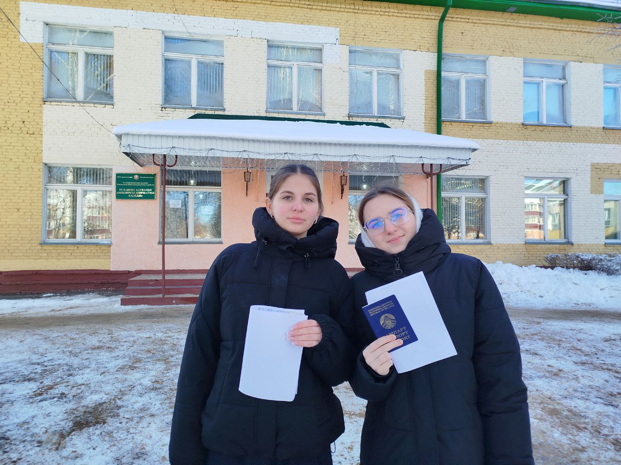 Сегодня по всей республике проходит репетиционный централизованный экзамен В этот день условия максимально приближены к тем что будут созданы в важные для одиннадцатиклассников майские дни А еще пробный экзамен это отличная возможность для ребят подготовиться психологически В Октябрьском репетиция ЦЭ проходит на базе колледжа Арина Хурсевич и Татьяна Бондарчук из средней школы N2 сдавали сегодня репетиционный централизованный экзамен по русскому языку и поделились своими впечатлениями