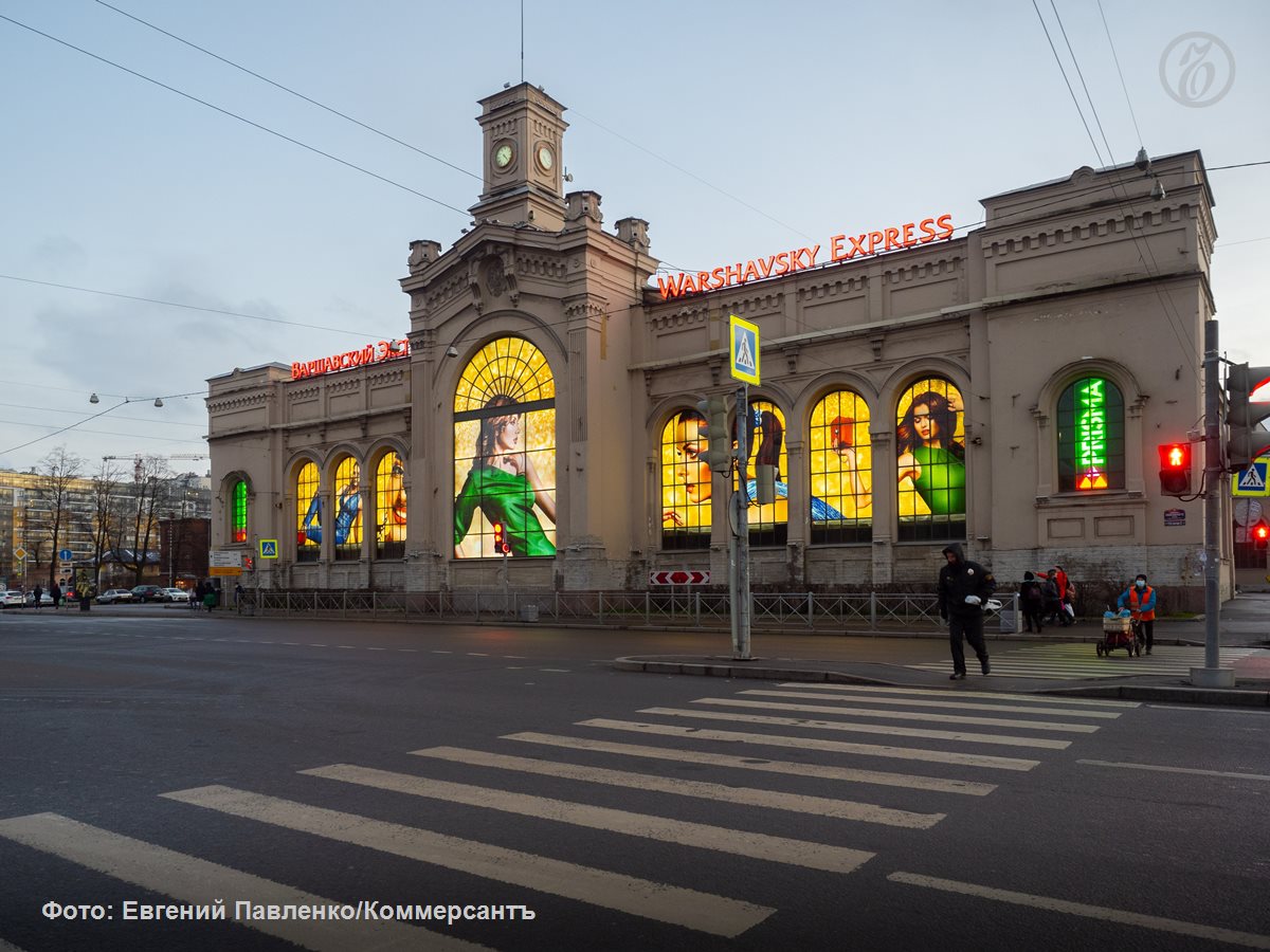 В здании бывшего Варшавского вокзала появится концертный зал  Компания МТС откроет концертный зал в здании бывшего Варшавского вокзала. На основе долгосрочной аренды оператор намерен расширить сеть «МТС Live Холл», сообщили в пресс-службе МТС Live.  Намерения открыть концертный зал изданию подтвердили два источника на медиарынке и сама компания. Он займет пространство бывшего зала «Главная сцена» площадью более 2,5 тыс. кв. м. Площадка будет способна вместить 2,5 тыс. зрителей. Срок действия договора аренды — семь лет.  В МТС намерены оснастить зал современным оборудованием, однако объем инвестиций в запуск не назвали. Концертный зал могут далее сдавать в аренду организаторам мероприятий, а также корпоративным и частным клиентам.