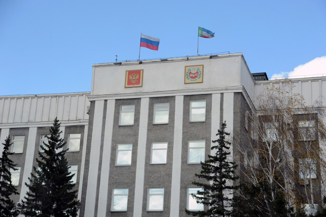 В Хакасии обновят антикоррупционные законы Группа депутатов Верховный Совет Республики Хакасия предложила привести республиканские антикоррупционные нормы в соответствие с федеральным законодательством Поправки затронут законы о статусе депутата госдолжностях и работе парламентской комиссии по контролю за доходами Причина изменений вступившие в силу федеральные нормы которые меняют порядок подачи сведений о доходах и расходах Теперь депутаты и другие лица замещающие госдолжности субъекта РФ будут подавать сведения о доходах не ежегодно а при наличии оснований Например если сумма сделки превышает совокупный доход семьи за три предыдущих года Декларация также обязательна при назначении или избрании на должность Планируется что новые правила начнут действовать для правоотношений с 1 января 2026 года в Республика Хакасия Верховный Совет в Telegram MAX