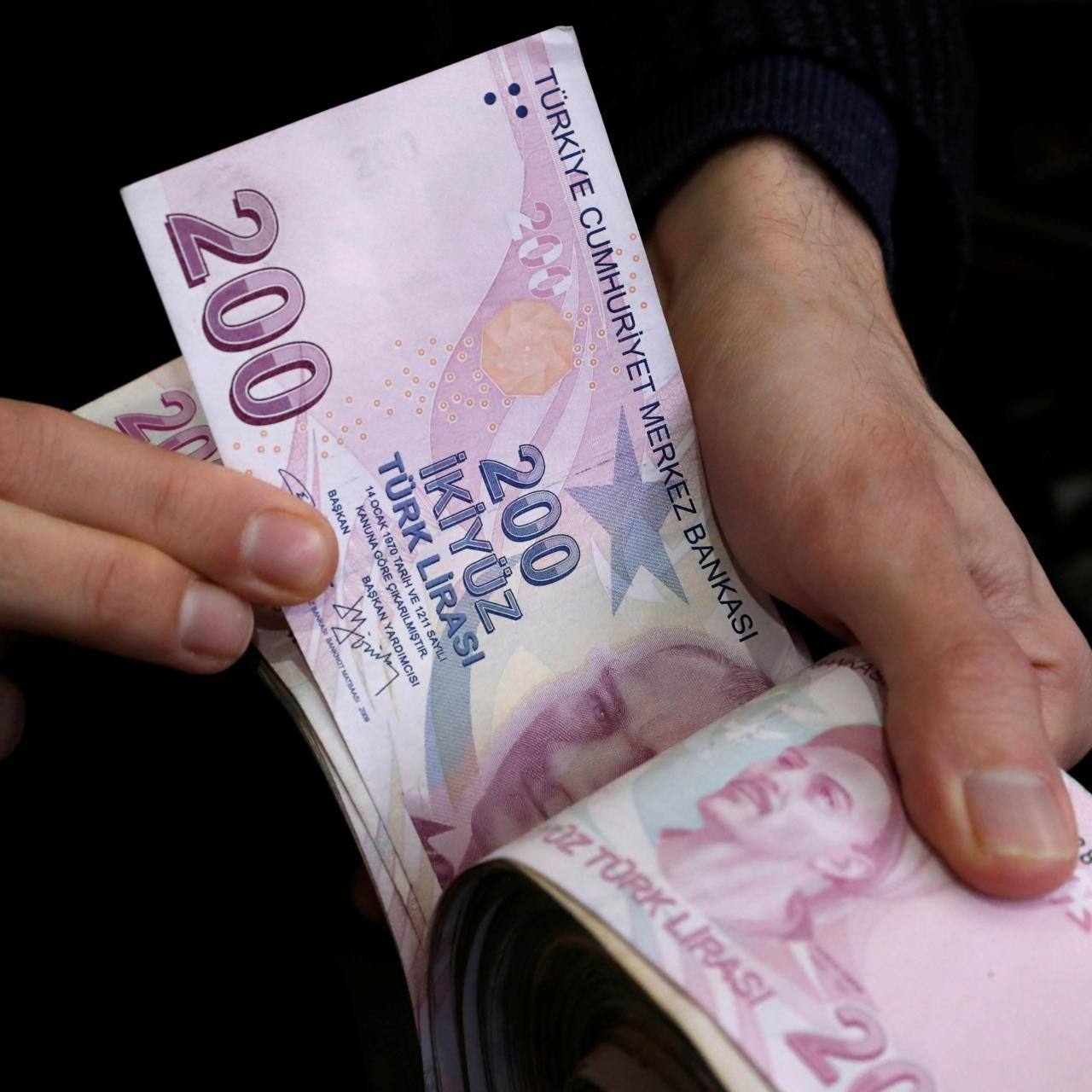 Сегодня состоится третье заседание Комиссии по определению минимальной заработной платы На встрече будут продолжены обсуждения возможного повышения минимального уровня оплаты труда В настоящее время минимальная заработная плата составляет 22 104 турецкие лиры В качестве возможных вариантов рассматриваются следующие уровни повышения при росте на 20 до 26 525 лир при росте на 30 до 28 736 лир при росте на 40 до 30 946 лир Ожидается что по итогам заседаний будет принято решение о новом размере минимальной заработной платы