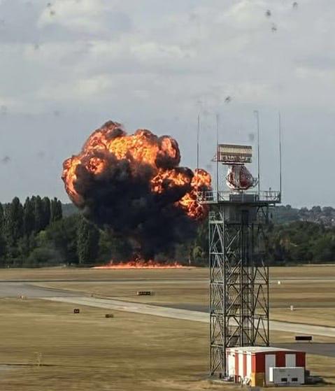 Самолет взорвался сразу после взлета на юго-востоке Англии В Сети пишут, что пассажирский самолет Beech B200 Super King Air должен был вылететь из Саутенда в Лелистад в Нидерландах, однако потерпел крушение в лондонском аэропорту. Очевидцы пишут, что видели «огромный огненный шар», а затем черный дым. Судно рассчитано на перевозку 13 пассажиров и двух членов экипажа. Информации о причинах ЧП и пострадавших пока нет, на месте работают экстренные службы. Подпишитесь на «Абзац» Добавьте «Абзац» в ленту «Дзена»