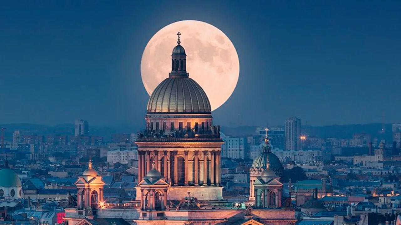 Первое суперлуние 2026 года можно будет увидеть в Петербурге уже завтра Так называемое волчье полнолуние появится на небе после 16 00 Луна будет выглядеть особенно большой и яркой