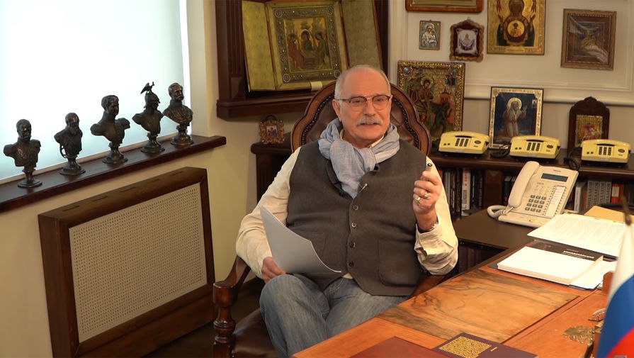 Минпросвещения платит Никите Михалкову миллионы за показ фрагментов Бесогона на Разговорах о важном ФБК Фонд борьбы с коррупцией признан экстремистским а теперь и террористическим в РФ опубликовал расследование о режиссере и друге Путина Никите Михалкове По информации соратников Навального Министерство просвещения платит Михалкову по 350 тысяч рублей за каждый фрагмент передачи Бесогон для показа школьникам на уроках Разговоры о важном Некоторые отрывки длятся всего несколько минут Издание Агентство подсчитало что в российских школах показали 29 таких фрагментов Таким образом за показ детям старых выпусков Бесогона которые есть в открытом доступе Михалков мог заработать более 10 млн рублей В фрагментах Бесогона которые Михалков продал для показа детям говорилось в том числе о селекции и генетике о присоединении Крыма Минских соглашениях о презрении цивилизованного мира к России и о людях которые могут называть себя русскими Из расследования следует также что за показ Бесогона в армии Михалкову платит Минобороны 560 тысяч рублей за 2024 год а также Роснефть по 5 млн рублей за каждый выпуск ФБК также нашел у семьи Михалкова несколько дорогостоящих квартир на побережье Средиземного моря в Испании