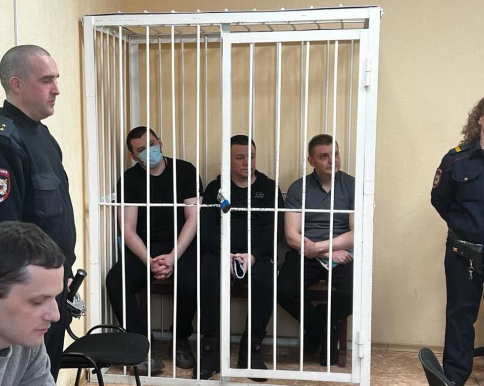 Гособвинение запросило от 9 до 16 лет лишения свободы четырем экс-сотрудникам ОЭБиПК МВД «Новосибирский» По версии следствия, полицейские вымогали взятки с предпринимателей, занимающихся продажей обуви и табачной продукции. Силовики проводили контрольные закупки, после чего изымали товар. За возвращение продукции фигуранты дела требовали с бизнесменов деньги. Общая сумма подношений превысила 2 млн руб. Управление Судебного департамента в Новосибирской области