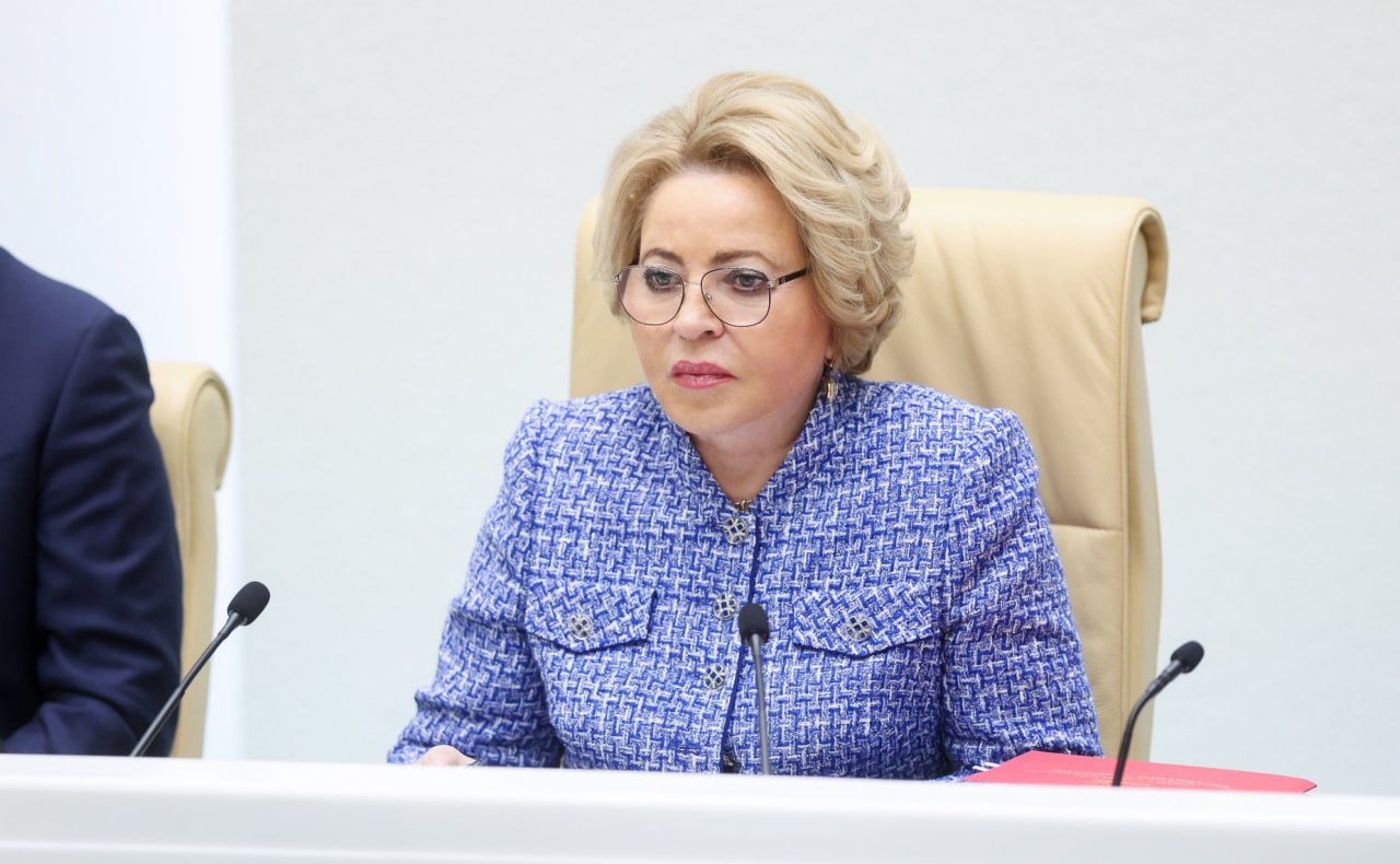 Совет Федерации усиливает борьбу с нелегальным табачным оборотом Соответствующие поправки в Кодекс об административных правонарушениях приняли на сегодняшнем заседании Совета Федерации России, которое состоялось под председательством Валентины Матвиенко. • Вводится административная ответственность за несоблюдение требований в сфере производства и оборота табачной продукции. • Запрещается производство насвая и табака сосательного снюса , а также продажа табачного сырья лицам без лицензии. • Штрафы для индивидуальных предпринимателей составят от 20 до 30 тыс. руб., для юридических лиц — от 100 до 150 тыс. руб., с конфискацией продукции и оборудования. Приняты изменения, касающиеся продажи несовершеннолетним безалкогольных тонизирующих и энергетических напитков. Штрафы составят от 30 до 50 тыс. руб. для граждан, от 100 до 200 тыс. руб. для должностных лиц и от 300 до 500 тыс. руб. для юридических лиц. Административные дела будут рассматривать руководители и заместители региональных органов власти, а также сотрудники полиции. В пояснительной записке указано, что подростки часто злоупотребляют такими напитками, что вредит их здоровью, особенно сердечно-сосудистой и нервной системам, а также может вызвать зависимость и обострить психические заболевания. Сенаторы поддержали поправки в закон «О государственной регистрации недвижимости». Изменения вводят обязательную идентификацию заявителей с использованием биометрических данных при проведении сделок в электронном виде. Этот закон вступит в силу 1 июля 2026 года, что даст время для подготовки информационных систем Росреестра. Также одобрены поправки в закон «Об объектах культурного наследия памятниках истории и культуры народов Российской Федерации». Документ направлен на устранение избыточных требований и процедур для работ по содержанию объектов культурного наследия. Упрощенный порядок позволит проводить работы, не затрагивающие охраняемые элементы, включая ремонт инженерных систем и локальные ремонты. Законом установлен закрытый перечень таких работ.
