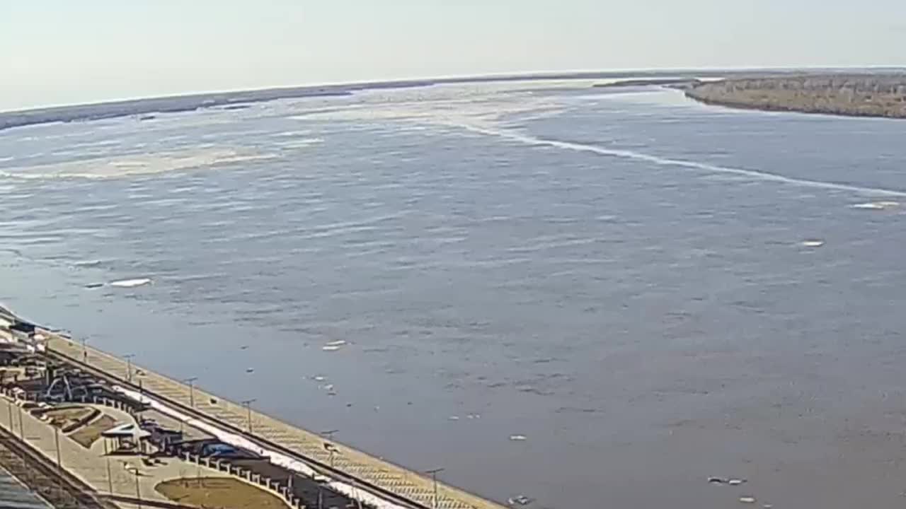 Ледоход на Оби движется к Сургуту и ожидается в ЯНАО