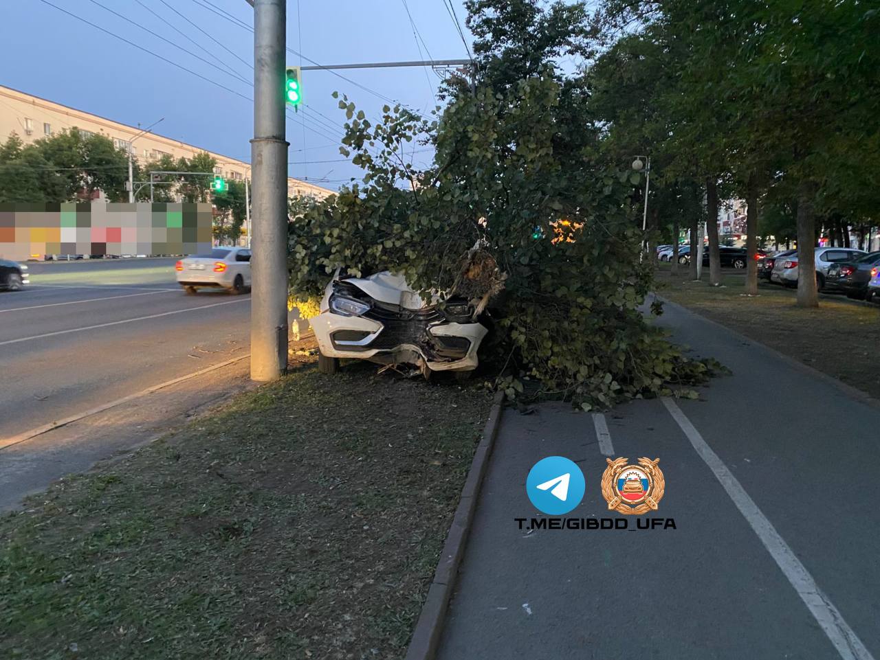 В Уфе водитель такси врезался в дерево   Авария произошла вечером 16 июля в Орджоникидзевском районе. 48-летний водитель «Лады Веста», работающий в такси, следовал по проспекту Октября и на участке между бульваром Славы и улицей Чудинова не справился с управлением и машина врезалась в дерево.    В результате ДТП пострадали водитель и его 19-летняя пассажирка. Оба доставлены в больницу с различными травмами.    По факту аварии начато административное разбирательство.