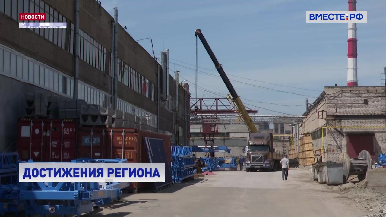 Председатель Совета Федерации Валентина Матвиенко провела рабочую встречу с губернатором Алтайского края Виктором Томенко Край демонстрирует рекордные показатели производства сельскохозяйственной продукции за последние годы рост составил 25 рассказал глава региона Валентина Матвиенко отметила эффективную работу руководства края и аграриев а также поинтересовалась нужна ли региону помощь верхней палаты парламента Знаю что хорошие результаты в целом по сельскому хозяйству Как вы оцениваете итоги года какие планы на этот год как реализуются национальные проекты в том числе по демографии Как настроение какие есть проблемы Возможно в чем то нужна помощь и поддержка спросила спикер СФ Планомерное поступательное социально экономическое развитие края происходило и в 2025 году Все основные показатели которые характеризуют положение дел у нас имеют положительную динамику заявил губернатор Томенко также сообщил что в регионе остаются стабильными показатели промышленного производства Западные санкции не помешали развитию местных предприятий все они работают бесперебойно Особое внимание уделяется повышению зарплат в первую очередь бюджетникам Подписывайтесь на Вместе РФ в MAX