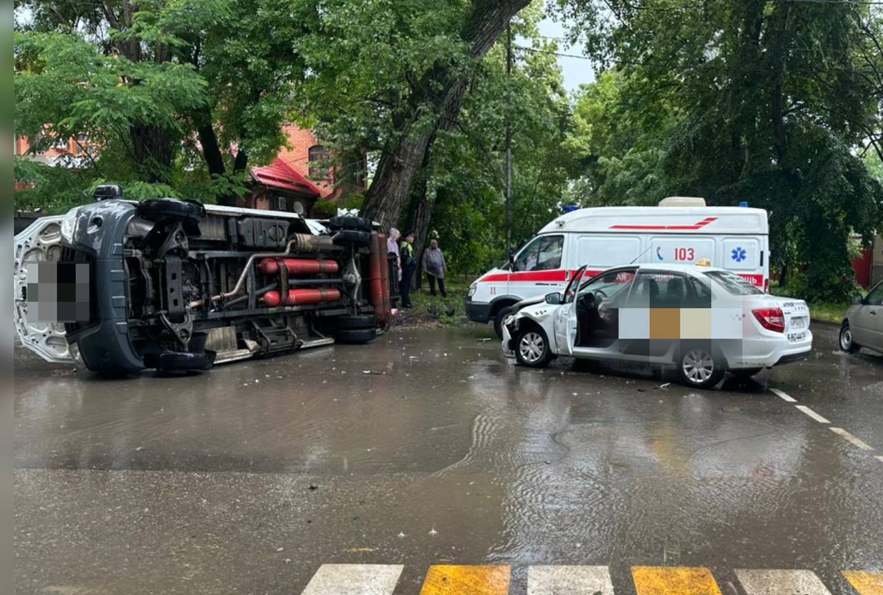 При столкновении с такси в Ессентуках перевернулась маршрутка ДТП произошло на пересечении улиц Горького и Гоголя. По данным мэра Владимира Крутникова, в маршрутке находилось 10 пассажиров, из них 6 человек обратились за медпомощью. По предварительной информации ГАИ края, водитель "Газели", двигаясь по второстепенной дороге, не предоставил преимущество в движении такси, что и привело к аварии. Stavropol.Media Прислать новость