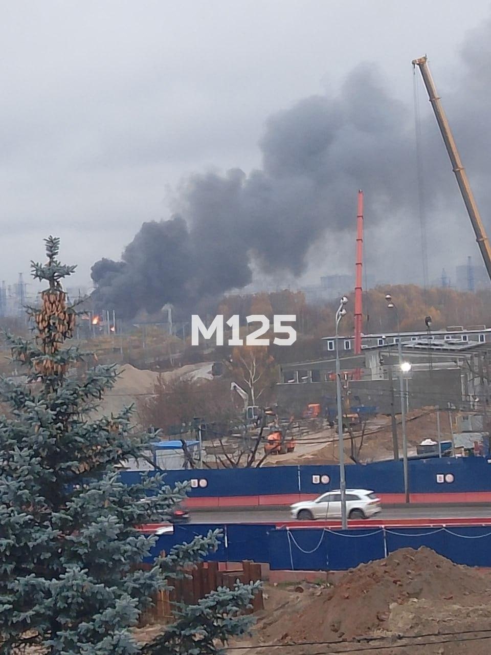 Автосервис полыхает на юге Москвы В районе происшествия много дыма пожарные уже ликвидируют возгорание О пострадавших не сообщается 6 я Радиальная Подписывайся на М125 Прислать новость