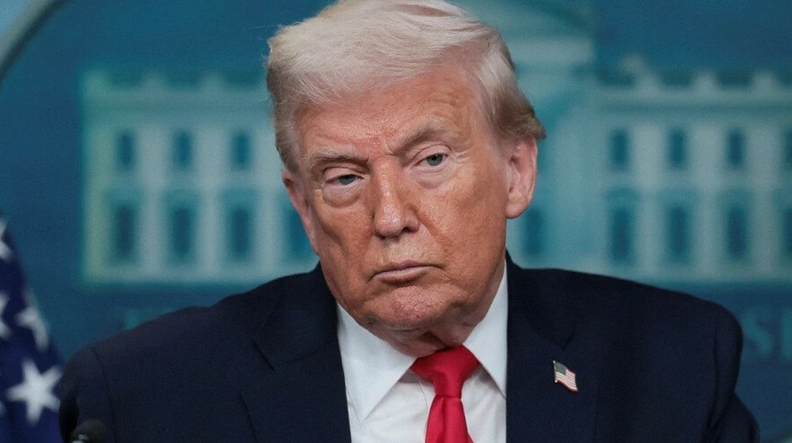 Утечка налоговых данных Трампа президент подал иск на 10 млрд Дональд Трамп подал иск на 10 млрд против Минфина и налоговой службы США из за утечки его деклараций в 2019 2020 годах которая нанесла ему финансовый и репутационный ущерб передает ArbatMedia Президент обвиняет федеральные ведомства в неспособности обеспечить сохранность конфиденциальной информации По версии истца налоговые документы похитил подрядчик службы и передал их журналистам В иске говорится что публикация деклараций серьёзно повлияла на предвыборную кампанию 2020 года Трамп настаивает государственные структуры обязаны были предотвратить разглашение личных данных налогоплательщиков Опубликованные материалы показали что глава Белого дома в течение нескольких лет выплачивал минимальные суммы подоходного налога Представители Минфина и налоговой службы пока не дали официальных комментариев по поводу судебного разбирательства Прислать новость