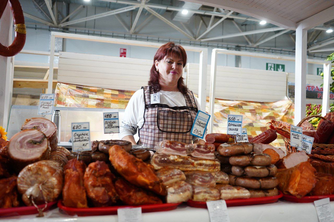 УФАС Кубани нарушений при росте цен на продукты не обнаружило Всего ведомство за 2024 год получило 19 жалоб. В них говорилось о подорожании пищевых товаров. ФАС провела проверки. Потребителям ответили, что рынок продуктов является конкурентным, монополистов, нарушающих закон, нет. В декабре 2024 ФАС предупреждала о недопустимости повышения стоимости продуктов перед новым годом. Уведомления разослали по торговым сетям. Также в краевом управлении заявляли о том, что готовы предпринять меры в отношении тех магазинов, которые нарушают рекомендации. Телеканал «Краснодар»