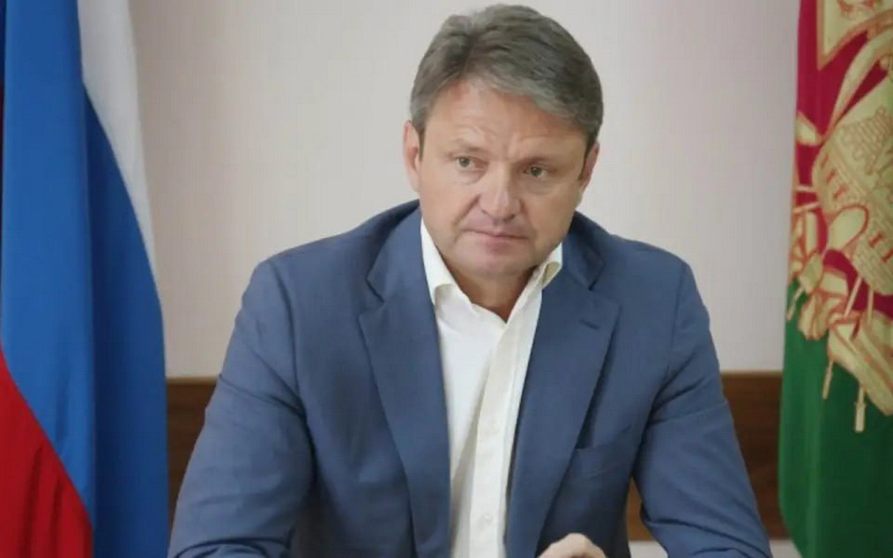 Головная компания Приосколья перешла к холдингу Александра Ткачева АО Агрокомплекс подконтрольное бывшему главе Минсельхоза РФ и по совместительству экс губернатору Краснодарского края Александру Ткачеву стало владельцем головной компании белгородского холдинга Приосколье московского ООО Инвест Трейд следует из данных ЕГРЮЛ Ранее оно принадлежало Сергею Феськову 99 9 и ООО Белинвест 0 1 Через новую структуру Агрокомплекс консолидировал основные активы птицепромышленного холдинга АО Приосколье ЗАО Новооскольский комбикормовый завод АО Краснояружская зерновая компания и АО ТД Приосколье О том что структуры экс губернатора Краснодарского края намерены приобрести Приосколье на рынке стало известно в январе Сделка сопровождалась сложностями из за того что основатель предприятия Геннадий Бобрицкий находится в розыске и акции группы были арестованы t me abiregbel max