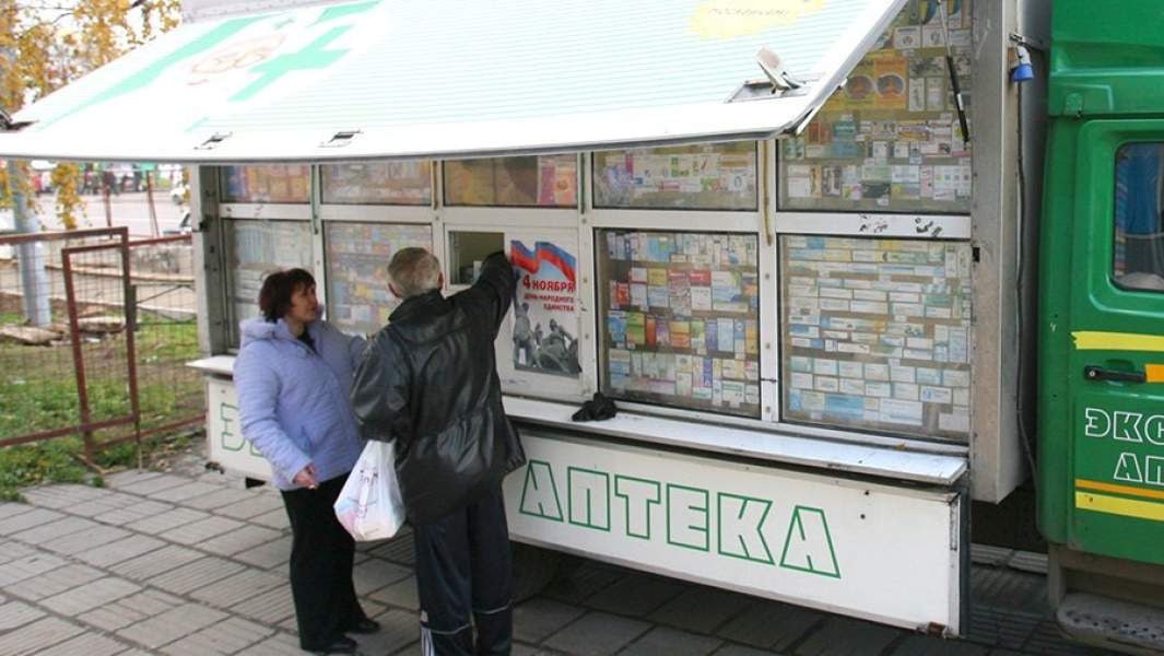 Кабмин поддержал идею федерального эксперимента с передвижными аптеками Предполагается что они будут оборудованы на автомобилях и появятся в сёлах где нет стационарных пунктов продаж лекарств медорганизаций или ИП с фармацевтической лицензией О решении кабмина сообщает ТАСС Ранее депутат Госдумы Евгений Нифантьев предложил поправки в закон Об обращении лекарственных средств Согласно документу эксперимент может пройти с 1 июня 2026 года до 1 июня 2029 го Регионы будут включаться по распоряжению правительства на основании ходатайства губернатора Уточняется что в передвижных аптеках будут продаваться не все препараты Например там нельзя будет купить лекарства с содержанием психотропных и сильнодействующих веществ с долей этилового спирта свыше 25 с температурой хранения ниже 15 градусов Подписаться на Говорит Москва Telegram VK MAX