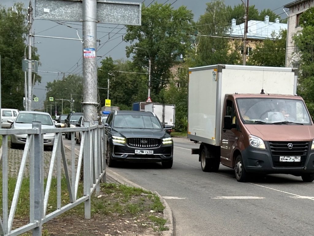 В первом полугодии у 52 жителей Рязанской области конфисковали автомобили Как сообщает региональная прокуратура, в первом полугодии 2025 года в Рязанской области суды вынесли 96 обвинительных приговоров по ст. 264.1 УК РФ повторное нарушение ПДД в состоянии опьянения . В 52 случаях была применена конфискация транспортных средств, принадлежащих осужденным. Если автомобиль принадлежал третьему лицу, его судьба решалась в соответствии со ст. 81 УПК РФ, чаще всего транспортное средство возвращалось владельцу. В случае невозможности конфискации автомобиля конфискуется денежный эквивалент его стоимости. Так, в Клепиковском районе конфисковали денежную сумму, равную стоимости проданного автомобиля «ВАЗ 21099».