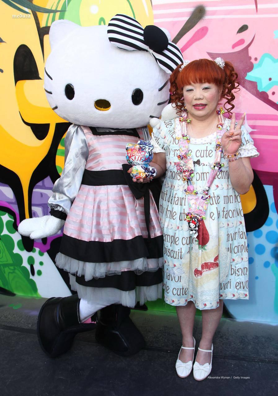 хэлоу кити гудбай дизайнер юко ямагучи уходит из sanrio она 46 лет отвечала за то как выглядит hello kitty что произошло sanrio объявила об уходе юко ямагучи с поста главного дизайнера с 1980 года именно она формировала образ самого известного персонажа компании по словам 70 летней ямагучи пришло время передать эстафетную палочку новому поколению что дальше с конца 2026 года за облик hello kitty и её друзей будет отвечать дизайнер под псевдонимом айя об этом пишет сингапурское издание the straits times контекст hello kitty самый успешный проект sanrio и один из самых узнаваемых образов в мире за почти 50 лет кошка с красным бантиком появилась на десятках тысяч предметов у sanrio есть тематические парки мультсериалы в 2028 году запланирован полнометражный фильм с этим персонажем