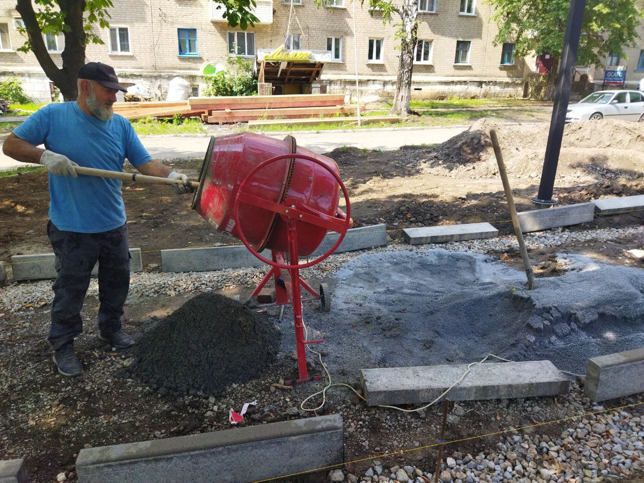 В Ровеньках продолжаются работы по благоустройству аллеи по улице Ленина     ‍ На сегодняшний день подрядной организацией проведены земляные работы, уложен и уплотнен щебень, создана основа для дорожного покрытия.  Выполняется монтаж аллейного бордюра – устанавливаются бордюрные элементы, завершающие оформление пешеходной зоны.    ↪ В рамках благоустройства аллеи по улице Ленина будут выполнены работы по укладке тротуарной плитки, устройству асфальтобетонного покрытия проездов, высажены деревья, установлены новые лавочки, урны, опоры наружного освещения и видеонаблюдение.  #городаменяютсядлянас