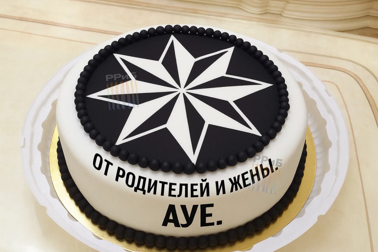 Россиянина посадили из за торта с надписью АУЕ от жены и родителей Мужчину растрогал воровской сладкий подарок и он похвастался им в соцсетях Но изображение не оценили силовики в итоге именинник пошёл под суд Его арестовали на 10 суток за демонстрацию запрещённой символики retailrus движение АУЕ было признано экстремистским и запрещено в России