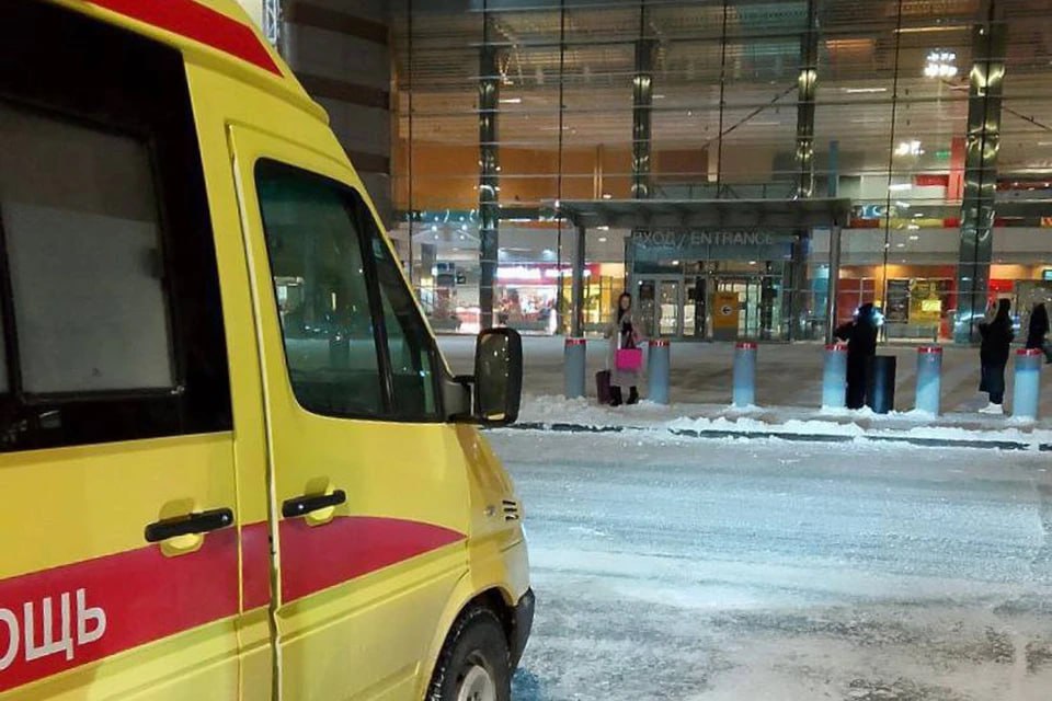 Пенсионерка из Челябинской области удерживаемая в больнице Египта вернулась домой Вечером 21 декабря женщина прилетела в екатеринбургский аэропорт Там ее встречали врачи Как рассказали в министерстве здравоохранения Челябинской области в соседний регион за пациенткой приехала бригада Территориального центра медицины катастроф 68 летнюю женщину решили отвезти на машине сокрой помощи в Челябинск для продолжения лечения В пути женщину сопровождали врач анестезиолог реаниматолог и фельдшер   Подписаться на chelkp Мы в MAX