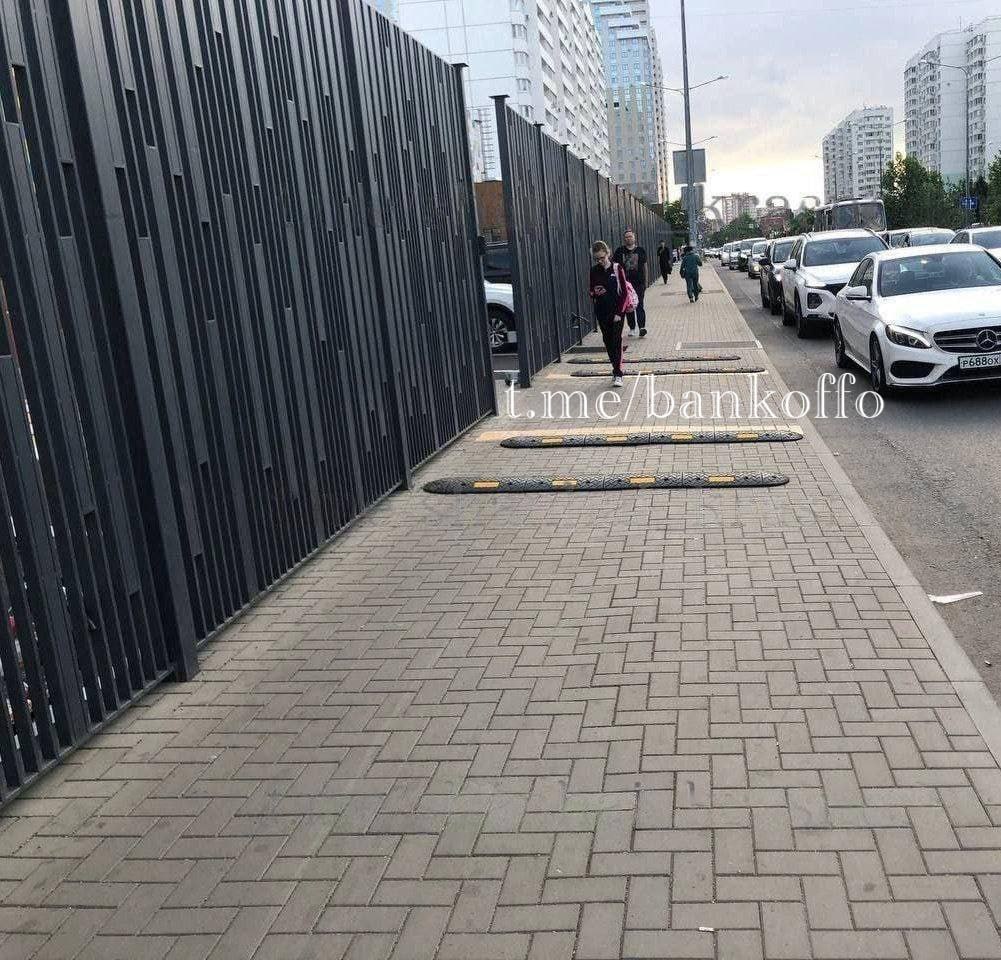 Лежачих полицейских на тротуарах начали устанавливать в Москве. Неровности, по мнению властей, должны принудить самокатчиков снизить скорость в пешеходной зоне.