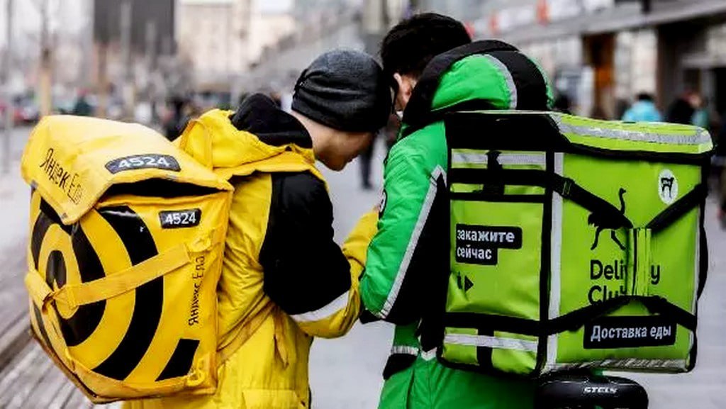 Средний доход курьеров в России ежегодно растет примерно на 15 говорится в исследовании ритейлера X5 Одним из ключевых драйверов стимулирующим интерес к профессии курьера является финансовая мотивация средний доход курьера ежегодно повышается примерно на 15 и в 2025 году стабильно превышает 100 тысяч рублей в месяц говорится в исследовании основанном на собственной аналитике компании Авторы исследования также указывают что за последние 3 года доля партнеров сервиса до 35 лет выросла до 63 Треть курьеров работающих на компанию совмещают доставку с учебой или второй работой При этом более 83 доставщиков мужчины По данным компании рост рынка доставки и увеличение количества заказов стимулирует популярность готовой еды что в свою очередь напрямую влияет на доход курьеров Так за последний год упакованную готовую еду стали заказывать у ритейлера на 30 чаще Важность быстрой доставки отмечают более половины представителей молодежи В исследовании отмечается что востребованность гибкого графика и достойного дохода подтверждается статистикой компании Так 49 тех кто однажды попробовал себя в доставке возвращаются снова Это более 30 тыс курьеров ежегодно что представляет значительную выборку поскольку сервис охватывает 158 городов по всей стране