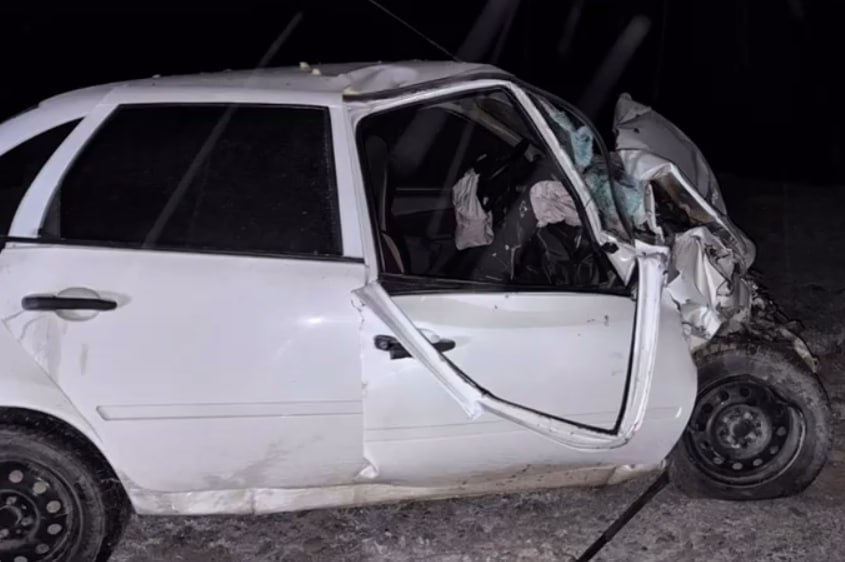 Два человека погибли и один пострадал в лобовом ДТП в Буйнакском районе 17 января 2025 года примерно в 17 10 на 24 км автодороги Буйнакск Кизилюрт в Буйнакском районе 53 летний житель Буйнакска управляя автомобилем Mitsubishi Pajero выехал на полосу встречного движения и столкнулся с автомашиной LADA Granta под управлением 50 летнего жителя Шамильского района В результате ДТП 50 летний водитель LADA Granta а также пассажиры автомобиля Mitsubishi Pajero 44 летняя жительница Буйнакска и 3 летний сын были доставлены в больницу где в последующем 3 летний ребёнок и водитель LADA Granta скончались от полученных тяжких повреждений