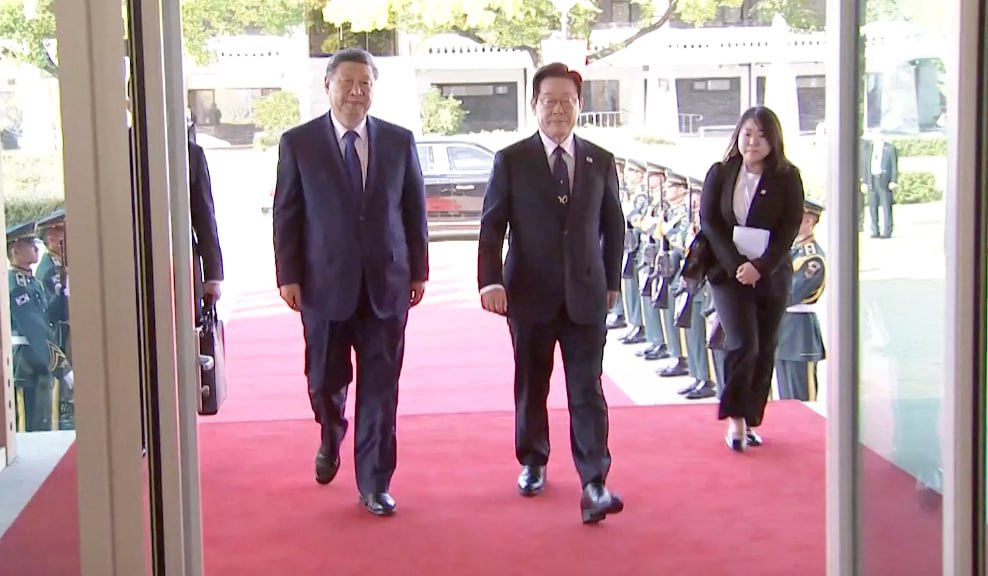 Си Цзиньпин провел переговоры с президентом Республики Кореи Ли Чжэ Мёном В ходе встречи председатель КНР Си Цзиньпин отметил что Китай и Южная Корея соседи и партнеры по сотрудничеству которых невозможно разделить Они должны укреплять стратегические контакты и фундамент взаимного доверия разрешая разногласия посредством переговоров и консультаций Си Цзиньпин заверив собеседника в прочности и стабильности китайской экономики призвал КНР и Южную Корею ускорить вторую фазу переговоров по соглашению о свободной торговле и предложил сторонам раскрыть потенциал сотрудничества в новых сферах таких как ИИ биофармацевтика зеленые технологии и серебряная экономика Председатель КНР также выразил убежденность что две страны должны работать вместе для практической реализации мультилатерализма и защиты многосторонней торговой системы Ранее в этот день Си Цзиньпин посетил торжественный прием организованный президентом Ли Чжэ Мёном в Национальном музее Кёнджу а также выступил с речью на второй сессии саммита АТЭС Китайская Панорама