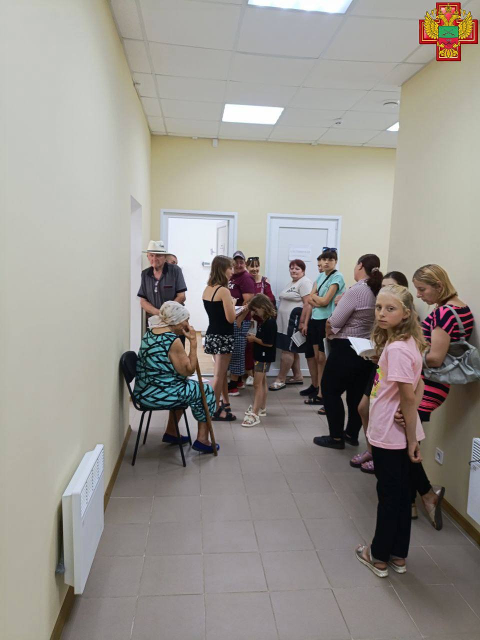 В Приазовье продолжаются выездные приемы врачей Жители отдаленных сел Приазовского района получили возможность пройти обследование у узких специалистов, не выезжая из дома. В этот раз врачи Приазовской центральной районной больницы посетили село Александровка. Кардиолог, невролог, хирург-онколог, специалист УЗИ-диагностики, акушер-гинеколог и стоматолог провели прием 185 пациентов, включая 121 ребенка. Четырем пожилым людям врачи оказали помощь на дому. Благодаря этим выездам сельчане могут получить своевременную консультацию, пройти необходимые обследования и получить рекомендации по лечению, а при необходимости – и направление на госпитализацию. "Сельские жители нуждаются в доступе к узкоквалифицированной медицинской помощи, и наши выезды помогают решить эту проблему," – отметила врач-хирург-онколог Приазовской ЦРБ Анастасия Калинцева. "Особенно это важно для пожилых людей, которым сложно добираться до районного центра." Выездные консультации – это реальная возможность для жителей отдаленных сел получить качественную медицинскую помощь, не тратя время и силы на поездки.