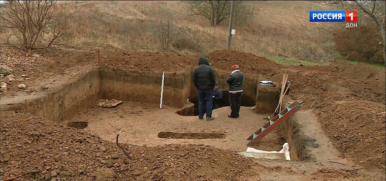 Донские археологи обнаружили во время раскопок в Мясниковском районе следы сразу трёх исторических эпох.  Во-первых, несколько погребений периода Великого переселения народов. Во-вторых, траншею дореволюционных исследователей «Танаиса». И в-третьих, немецкий опорный пункт, который был сооружён в ноябре 1941 года, в то время, когда противник пытался захватить Ростов-на-Дону.  Одна из самых интересных находок для учёных — останки жителей города Танаиса, которые можно отнести к 4-5 векам нашей эры.  Подписаться    Прислать новость