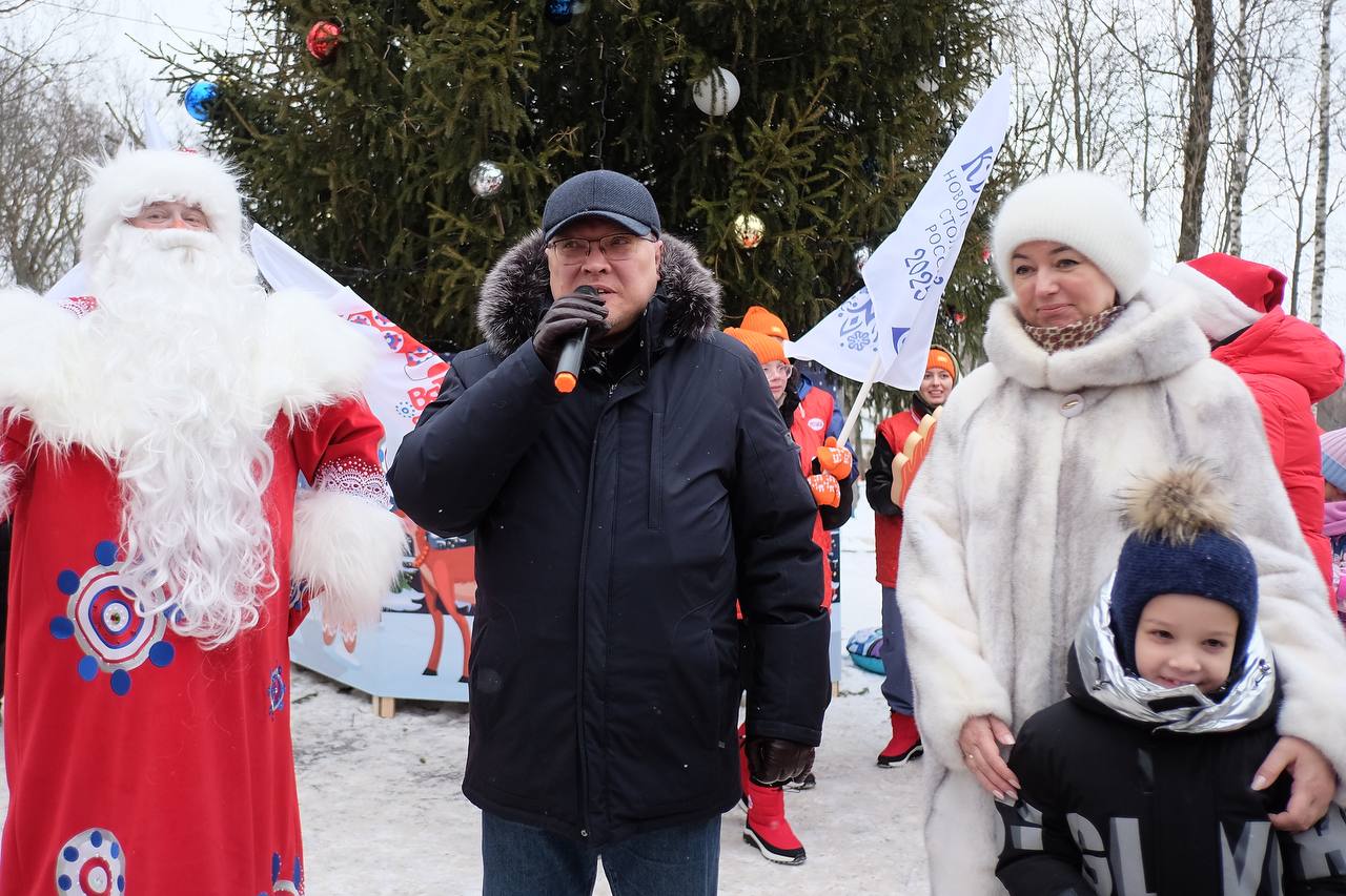 В Кирове открыта резиденция Вятского Деда Мороза  Сегодня, 7 декабря, Киров официально вступает в статус «Новогодняя столица России». В парке «Аполло» открылась резиденция Вятского Деда Мороза. Её посетил губернатор Кировской области Александр Соколов с семьей.  Анимационные программы с участием Вятского Деда Мороза будут проходить каждые выходные в декабре и каждый день в январе вплоть до церемонии закрытия проекта. Резиденция Вятского Деда Мороза будет открыта 12 до 14 часов по субботам и воскресеньям.