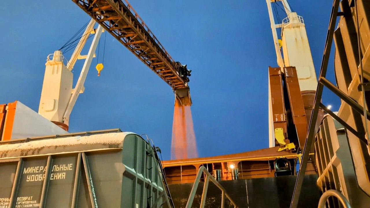 Мурманский порт начал экспорт калия На балкерном терминале Мурманска стартовала первая отгрузка калийных удобрений по новому экспортному контракту В работу запущена партия объёмом 35 тысяч тонн а за следующий год планируют отправить 1 5 миллиона тонн Для проекта обновили склады и внедрили быструю систему погрузки прямо на суда Это позволяет ускорить процесс и работать без простоев даже в зимний период Контракт открывает российским производителям удобрений прямой путь на рынки Латинской Америки и снижает нагрузку на Балтийские порты Подписаться Прислать новость