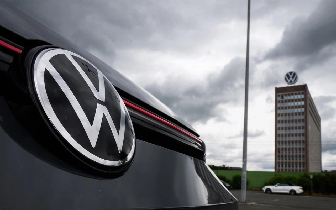 Chery близок к заключению сделки по покупке двух бывших заводов Volkswagen в Германии В самой компании подтвердили факт переговоров о приобретении предприятий в Европе, однако не уточнили, с кем именно они ведутся. Если Chery достигнет соглашения о покупке двух немецких заводов, она намерена выпускать модели для своего совершенно нового бренда Lepas, который был запущен совсем недавно, и продавать модифицированные версии линейки Chery Tiggo. Модели европейского производства будут включать в себя два компактных и один среднеразмерный кроссовер с двигателями внутреннего сгорания, подключаемыми гибридными или полностью электрическими силовыми агрегатами. Chery на данный момент уже выпускает автомобили в Европе, используя для этого производственную площадку бывшего завода Nissan в испанской Барселоне. Там собирают автомобили в партнерстве с местным брендом Ebro.