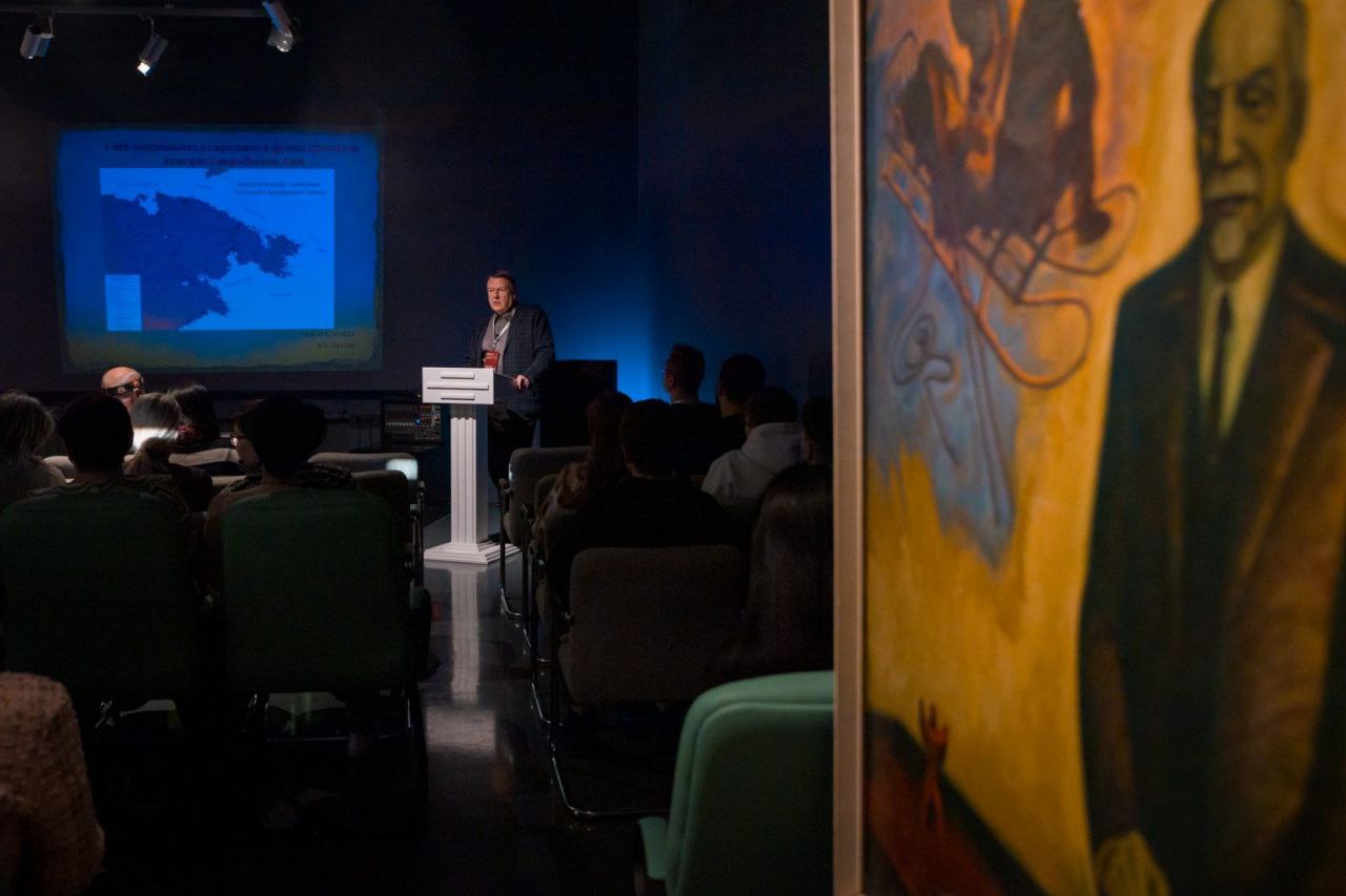 IX Богоразовские чтения пройдут в Магадане 27 28 ноября   В работе конференции принимают участие учёные музейные специалисты и исследователи из Магадана Хабаровска Якутска Москвы Санкт Петербурга Минска и других городов Программа включает более двадцати докладов о геологоразведочных экспедициях редких музейных коллекциях традициях коренных народов топонимике исторических событиях культурных практиках и современных исследованиях Слушателей также ждут онлайн выступления специалистов российских и зарубежных учреждений экскурсия по выставке Последние вольные кочевники   vmagadanpress com ix богоразовские чтения пройдут в магад