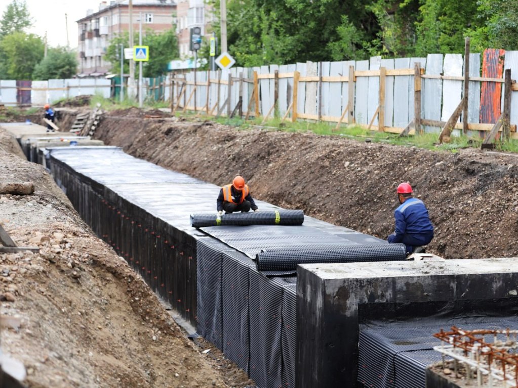 В Иркутске завершают строительство теплового луча.  «При поддержке региона и при личном участии губернатора мы получили свыше 9,8 миллиарда рублей из госбюджета. Это один из крупнейших инфраструктурных проектов за последние несколько десятилетий. Благодаря ему в городе закроют изношенные котельные, появится возможность возводить новые школы и детские сады, жилые дома. Напомню, что наряду со строительством луча проводится реконструкция имеющейся инженерной инфраструктуры. Это комплексный проект. Основная часть планируемых объемов уже выполнена, ведется восстановление нарушенного благоустройства. Точка в реализации масштабных работ должна быть поставлена к концу года», – подчеркнул мэр Руслан Болотов.