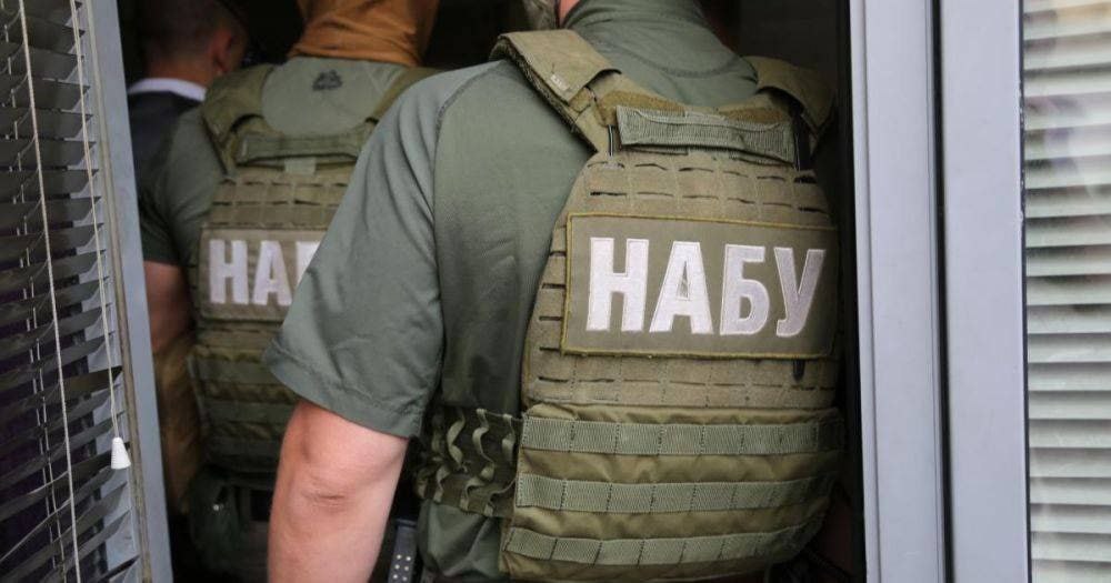 Расследования НАБУ против окружения Зеленского могут сыграть свою роль в избирательной кампании, которая начнется в Украине в случае мирного соглашения  Об этом сообщает британское информационное издание The Economist. Издание в своей статье указывает:  Над внутренней политикой Украины нависли грозовые тучи. Попытка Зеленского в конце июля ограничить независимость антикоррупционных органов, которые вели расследование в отношении членов его ближайшего окружения, была опрометчивой.   Теперь расследования будут вестись с еще большим энтузиазмом. Они могут сыграть свою роль в избирательной кампании, которая, вероятно, последует за мирным соглашением. Эти вещи имеют свой собственный импульс. Некоторые вещи просто так не исчезнут. Это не то же самое, что простудиться.  Британцы  намекают, что мир — политическое самоубийство для Зеленского.  НАШИ РЕСУРСЫ:   Telegram  YouTube  RUTUBE