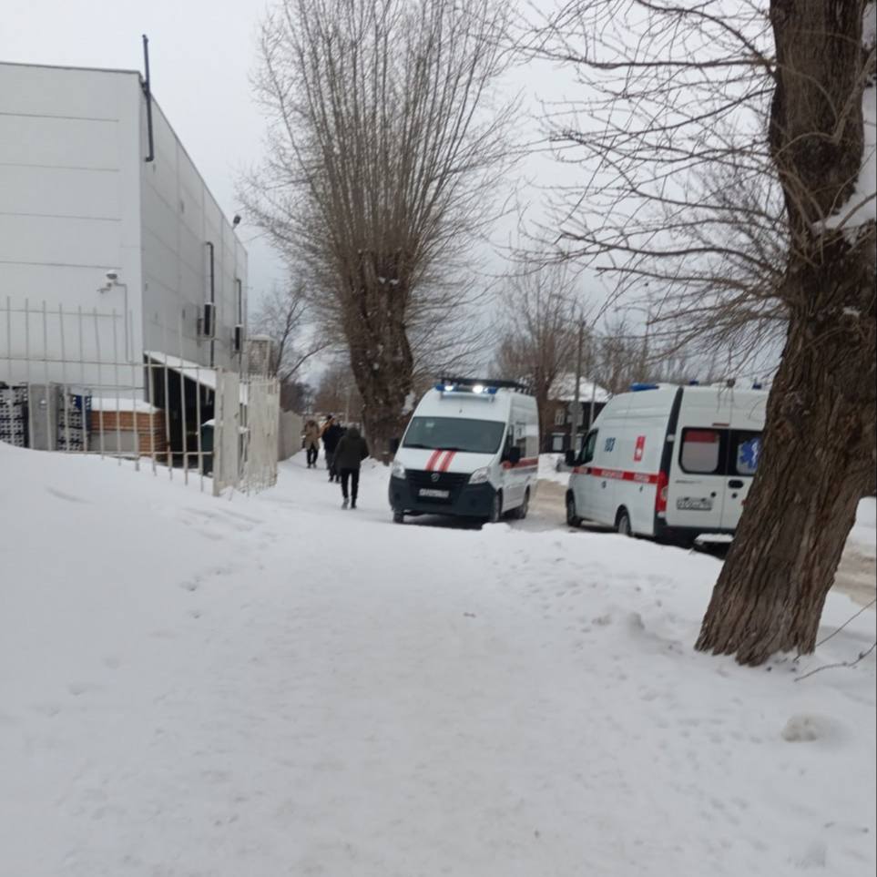 В Перми продолжают поступать анонимные сообщения об угрозах терактов, — СМИ со ссылкой на Минтербез.   Сегодня, 27 января, подобные сообщения поступили в ряд торговых и образовательных учреждений города. В результате были проведены эвакуации персонала и посетителей.   «В настоящее время угроз для жизни и здоровья граждан нет. Правоохранительные органы проводят проверку по факту поступивших сообщений», — сообщили в Министерстве территориальной безопасности.   Экстренные ведомства призывают жителей сохранять спокойствие и сообщать о подозрительных ситуациях в полицию.    Подписаться   Прислать новость