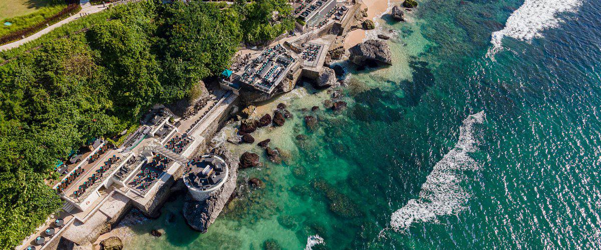 TripAdvisor выдал список победителей премии Best of the Best Destinations 2026 мест которые больше всего полюбились путешественникам со всего мира На первом месте суперочевидный Бали Несмотря на овертуризм и другие свои проблемы остров не сдает позиций и у него стабильная группа поддержки Суперочевидный Дубай в списке тоже есть и входит в тройку лидеров вместе с Лондоном А админ очень рад видеть в списке Сиемреап с его храмами и руинами древнего Ангкора Место в Камбодже где точно нужно побывать Ниже весь список 1 Бали 2 Лондон 3 Дубай 4 Ханой 5 Париж 6 Рим 7 Марракеш 8 Бангкок 9 Крит 10 Нью Йорк 11 Сиемреап 12 Стамбул 13 Куско 14 Барселона 15 Лиссабон 16 Токио 17 Катманду 18 Эдинбург 19 Хургада 20 Кабо Сан Лукас 21 Мальдивы 22 Нью Дели 23 Будапешт 24 Сеул 25 Абу Даби T ea M