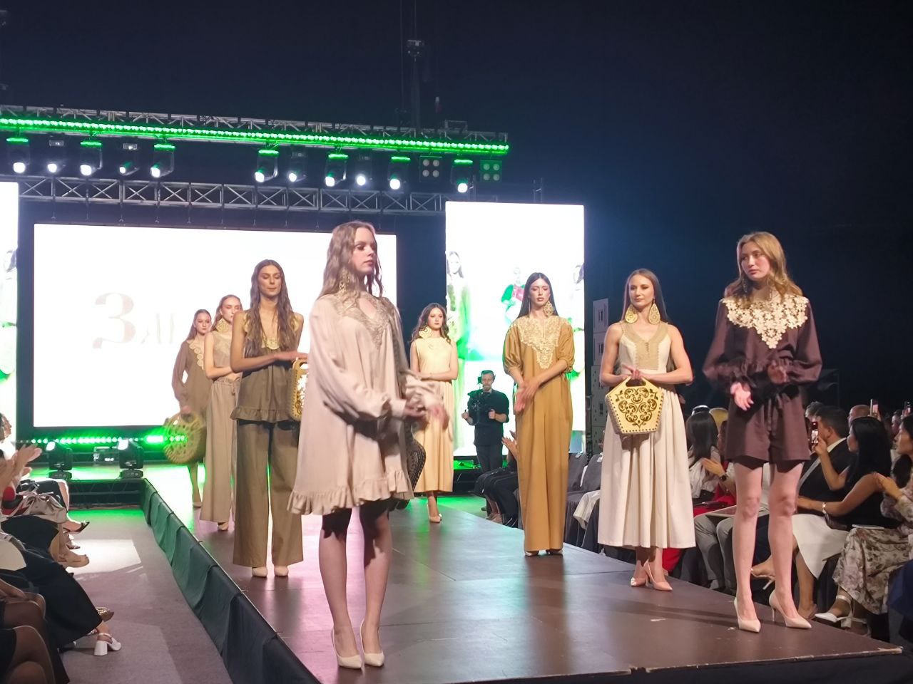 Сумки и платья, созданные по мотивам читинской деревянной архитектуры, показали на забайкальской неделе моды. Эту коллекцию создали дизайнеры Юлия Матвеева и Надежда Борисова. За свою оригинальность они получили 20 тысяч рублей. Кроме этой линейки гости гала-показа 14 июня в спорткомплексе «Мегаполис Спорт» увидели одежду московского дизайнера Яны Весны. Она представила две коллекции для детей: одну в русском народном стиле, а другую вдохновлённую корейской эстрадой. О том, как это было, рассказали на «Культуре 75» Фото пресс-службы забайкальской недели моды