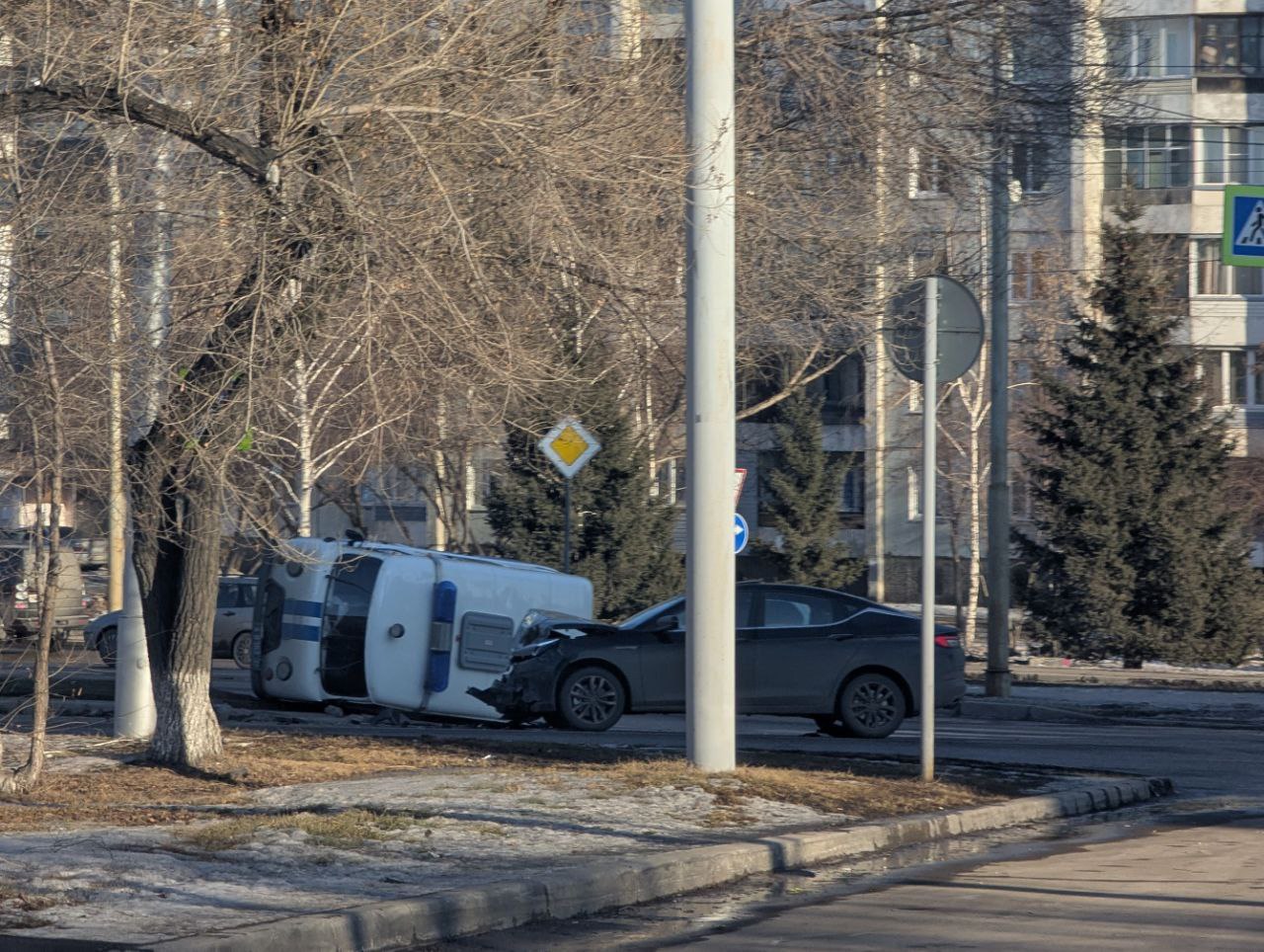 В Красноярске днём 16 марта на перекрёстке Робеспьера и Республики в результате ДТП с легковушкой перевернулся полицейский УАЗ.