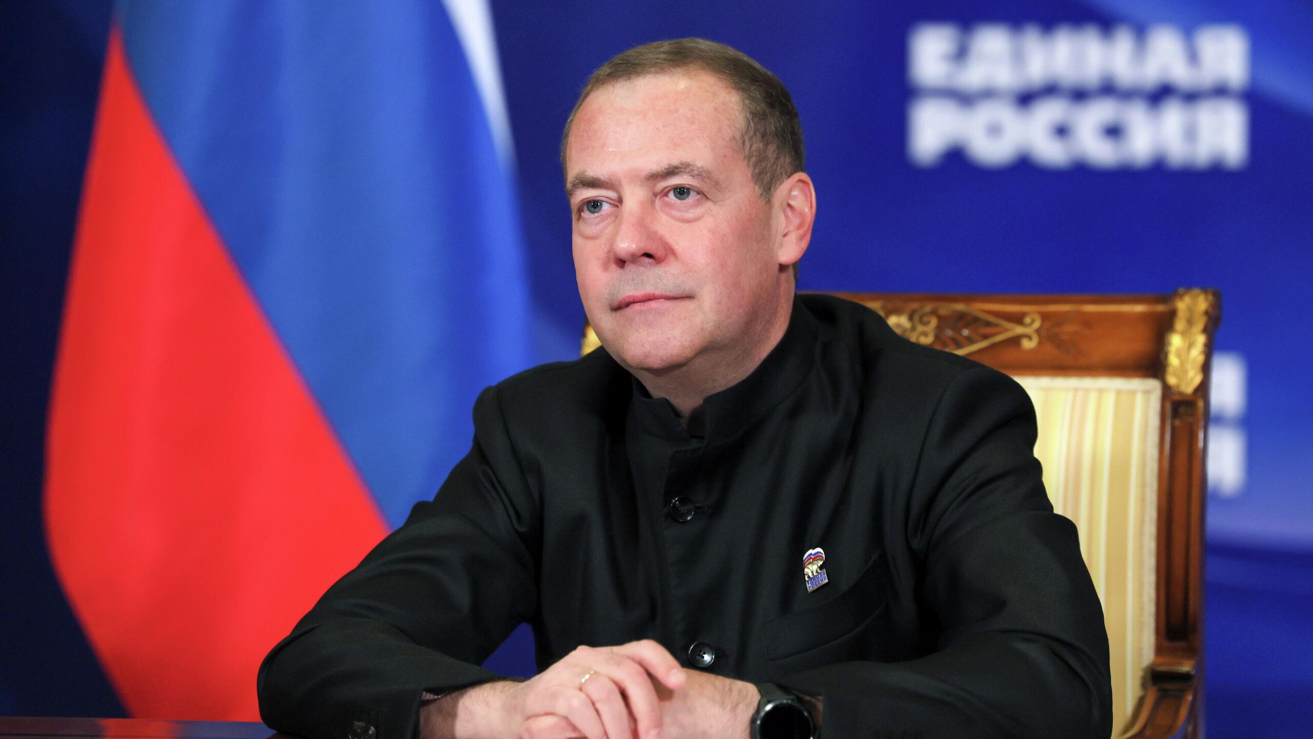 Председатель партии Единая Россия зампред Совбеза РФ Дмитрий Медведев предложил подумать о создании в России отдельного органа исполнительной власти для помощи участникам специальной военной операции Многое делается на общественных началах это очень здорово для того чтобы это было системным рассчитанным на более длительную перспективу я сейчас скажу такую вещь по которой пока нет решения так что давайте подумаем Может быть все таки нужно будет определиться с тем чтобы создать специальный орган исполнительной власти сказал в среду Медведев на встрече с экспертами которые будут участвовать в формировании новой Народной программы партии Единая Россия