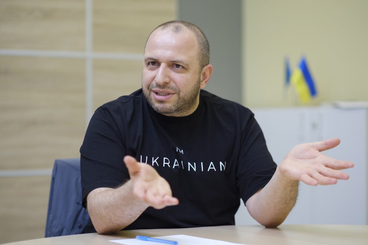 У семьи секретаря СНБО Украины Умерова нашли восемь квартир и вилл в США У родных Умерова есть три квартиры во Флориде одна в Нью Йорке и четыре виллы возле Майами заявили в украинском Центре по борьбе с коррупцией При этом некоторые объекты находятся в аренде а некоторые в прямом владении Распоряжаются же ими жена Умерова Лейла отец брат и дети секретаря СНБО Так отмечается что задекларированы у Умерова единственные апартаменты площадью 137 4 квадратных метра где живут его жена и дети Жилье стоит более 1 млн долларов Кроме того сама Лейла Умерова зарегистрирована на вилле в городе Бока Ратон Организация указывает что у отца и брата Умерова есть семейный бизнес в США с которым нынешний секретарь СНБО тесно связан Официальный представитель МИД РФ Мария Захарова уже прокомментировала новости о недвижимости украинского чиновника Нормально наклянчили на защиту Европы от агрессора написала она в своих соцсетях Фото EPA EFE Подписаться на Российскую газету в Читать нас в MAX