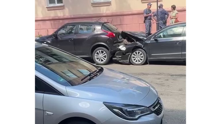 В Брянске на улице Горького водитель Mercedes устроил массовое ДТП     Авария произошла 3 июля. ƃℾ   подписаться  прислать новость