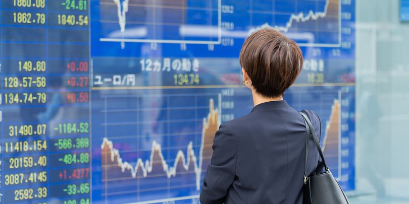 Японский индекс Nikkei 225 обновил исторический максимум превысив 57 000 пунктов На торгах в понедельник 9 февраля индикатор вырос на 4 и закрылся на рекордной отметке 56 363 94 пункта В ходе торгов на максимуме индекс поднимался до 57 337 07 пункта Фондовый рынок Японии вырос после того как правящая Либерально демократическая партия под руководством премьер министра Санаэ Такаити заняла рекордные две трети мест в нижней палате парламента Рынки ожидают что экономическая политика премьер министра Санаэ Такаити будет способствовать росту акций и ослаблению иены поскольку она выступает за смягчение денежно кредитной политики и увеличение государственных расходов и налоговых льгот пишет CNBC Подробнее Японский Nikkei 225 обновил рекорд в ожидании роста госрасходов Подписаться на канал Мы в MAX